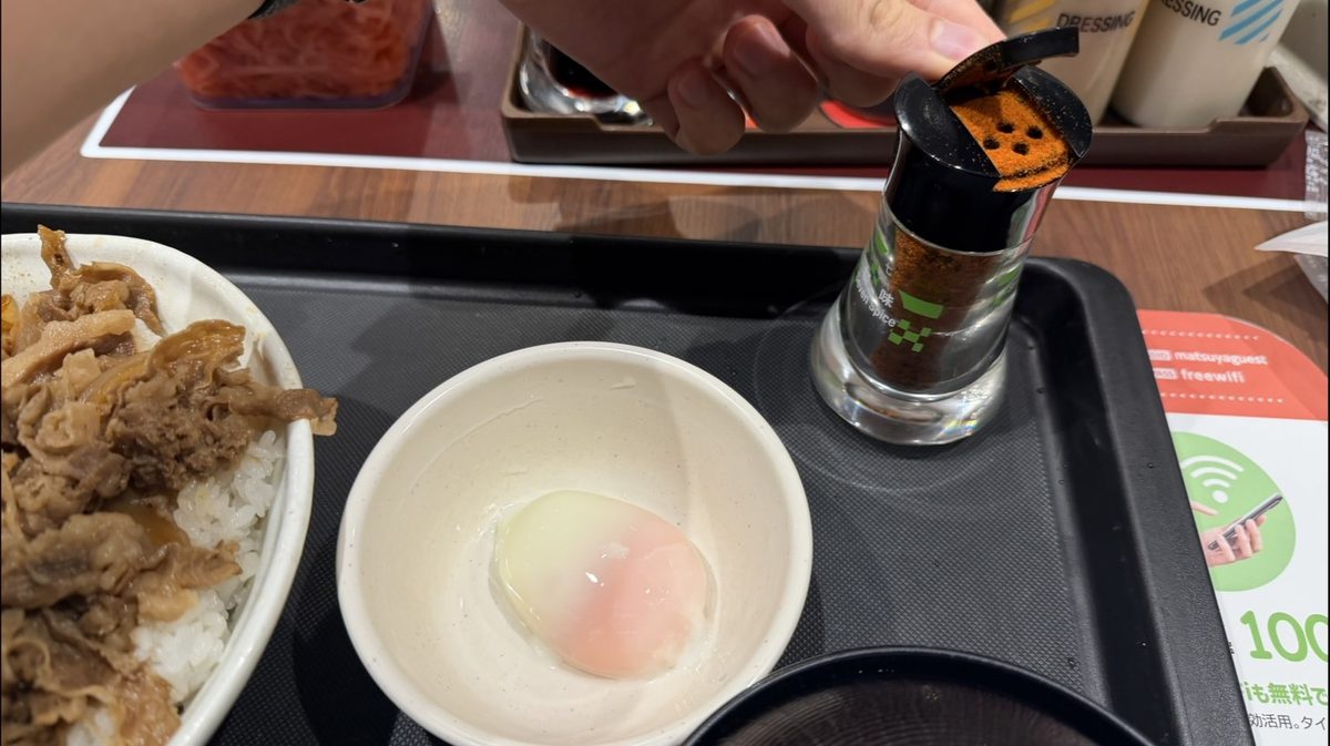把半熟蛋的小碗放到面前,準備開始調醬