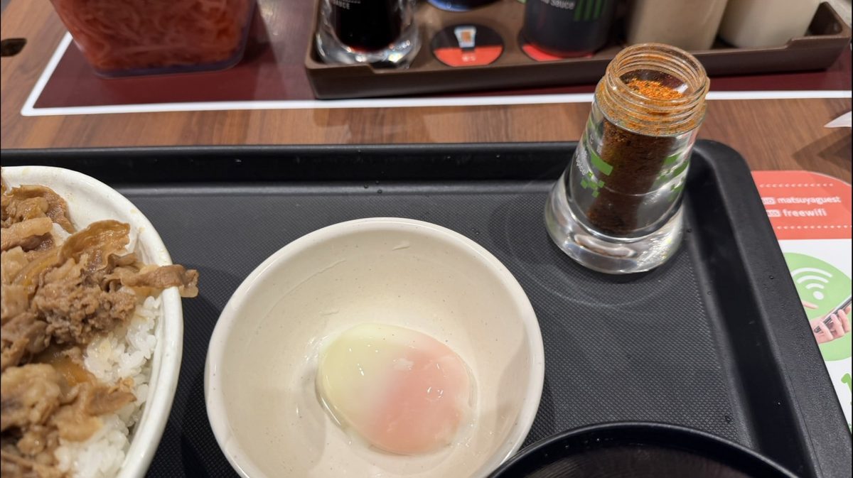 把七味粉的瓶蓋轉開,露出瓶口